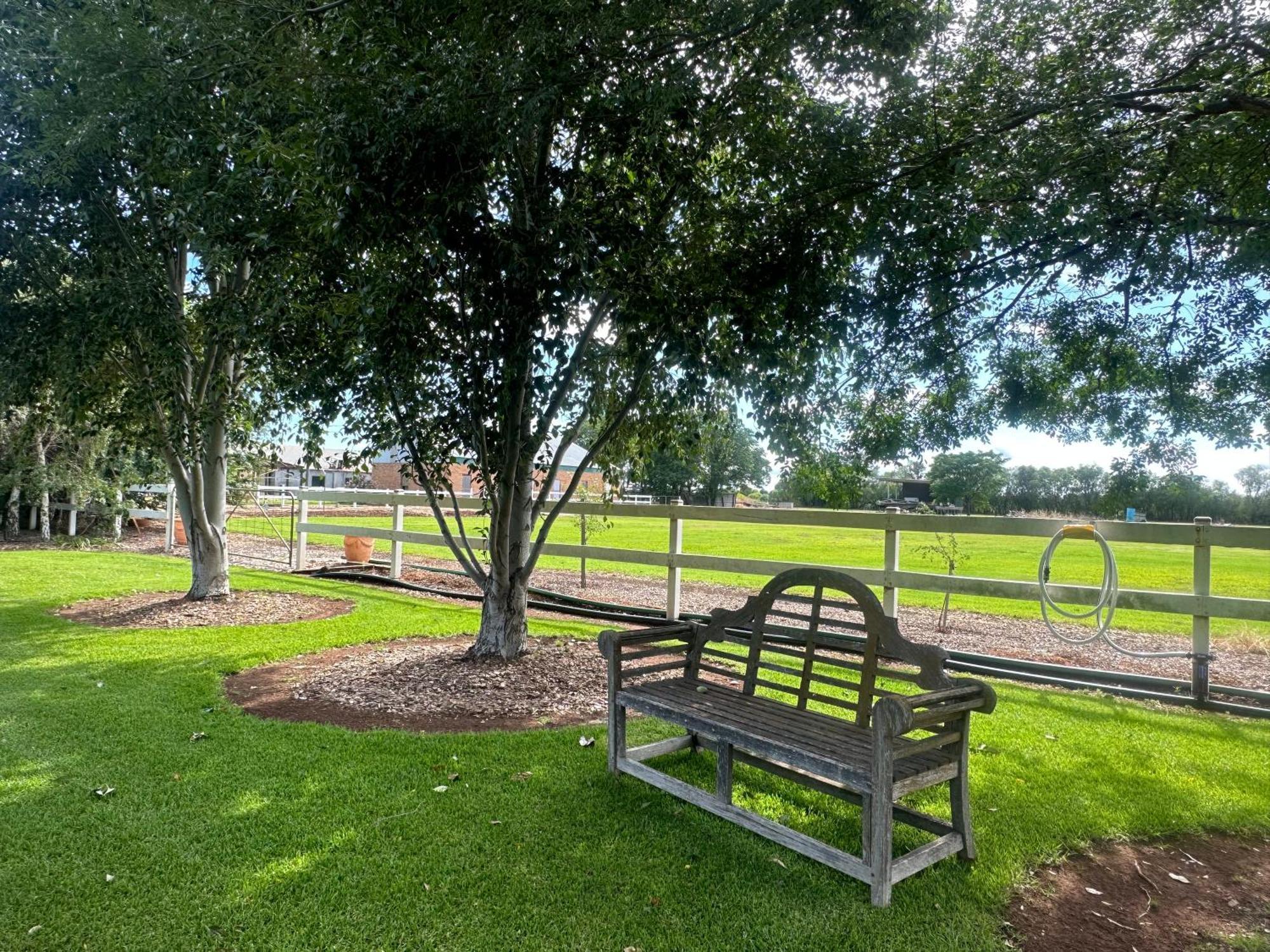 グリフィス Jen'S Garden Pods Bed & Breakfast エクステリア 写真